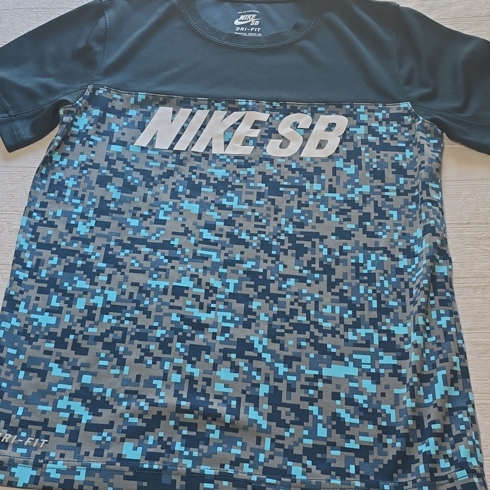 Nike Kids Skateboarding Dri-FIT Dr-Fit T-Shirt - Sixe 10-12